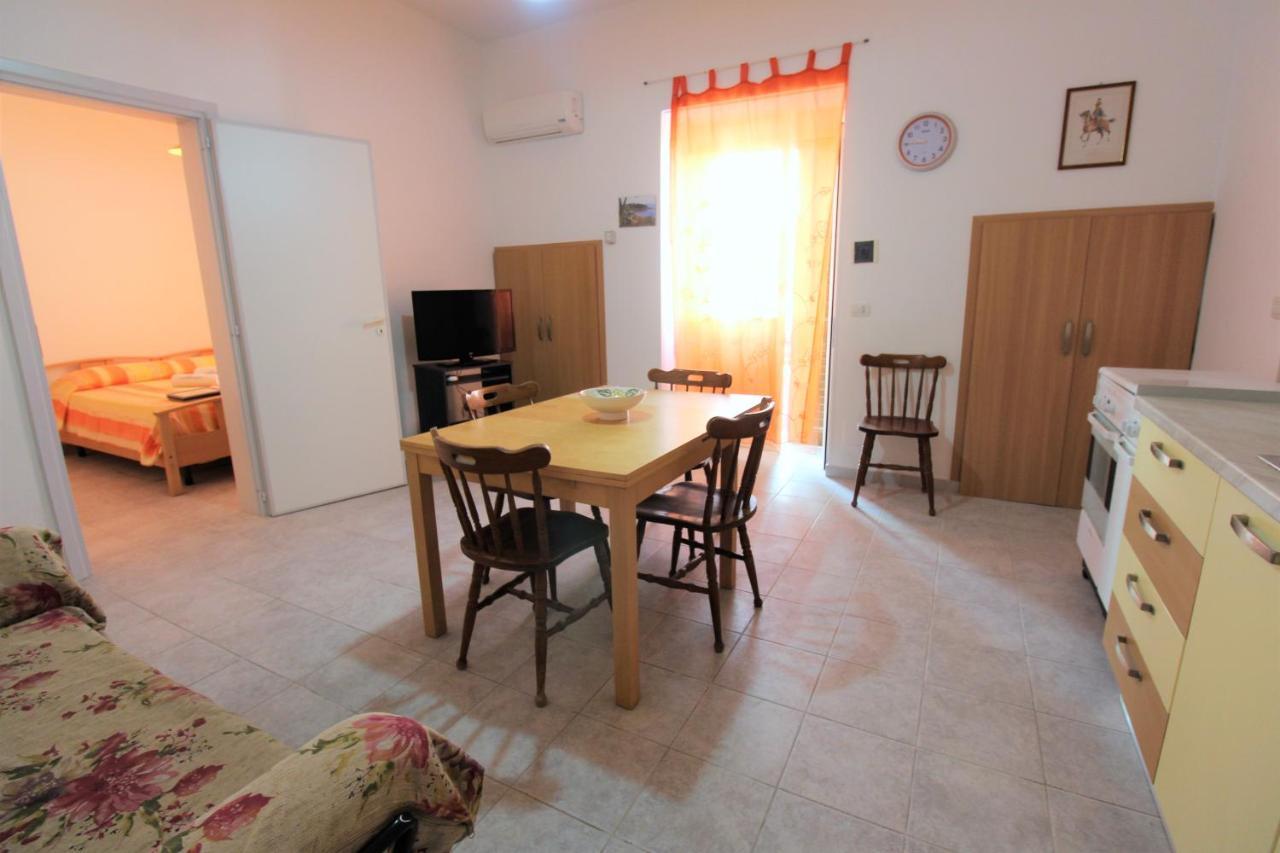 Ferienwohnung Trilocale Arancione Climatizzato Con Terrazza Panoramica Torre San Giovanni Exterior foto