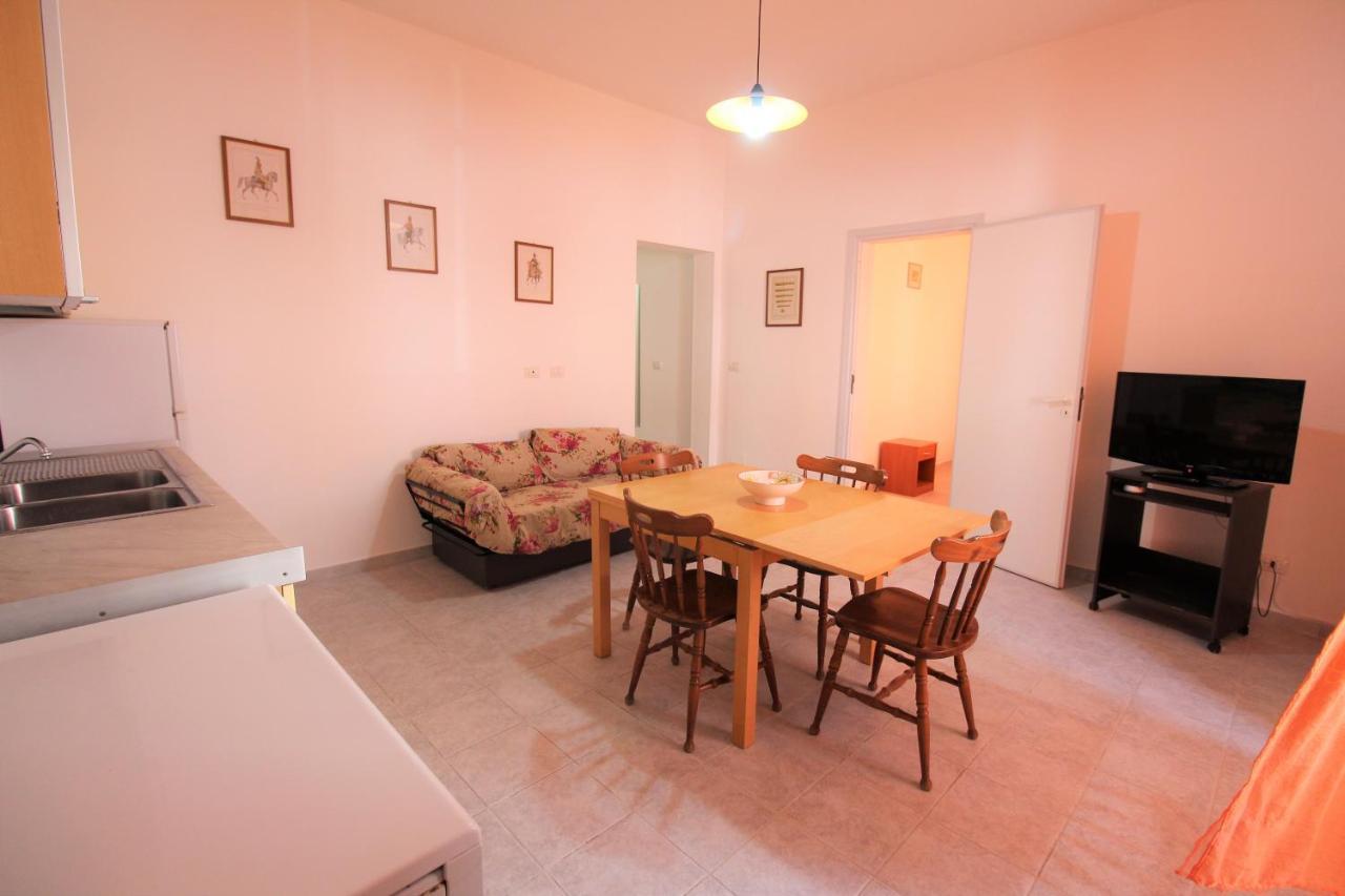Ferienwohnung Trilocale Arancione Climatizzato Con Terrazza Panoramica Torre San Giovanni Exterior foto